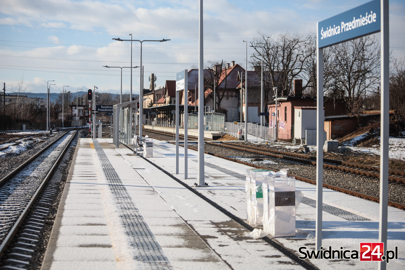 Budowa nowego peronu na stacji Świdnica Przedmieście na finiszu. To część wielomilionowej inwestycji [FOTO]