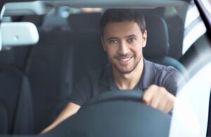 Poradnik dla młodych kierowców: jak znaleźć najtańsze ubezpieczenie OC i zaoszczędzić na starcie?