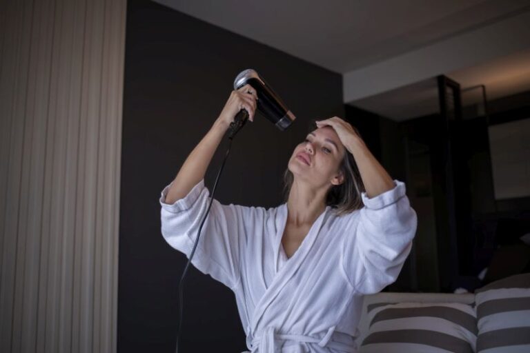 Suszenie włosów bez puszenia, czyli dlaczego warto wybrać suszarkę z dyfuzorem?