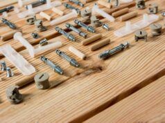 Jak prawidłowo dobrać łączniki ciesielskie do konstrukcji drewnianej?