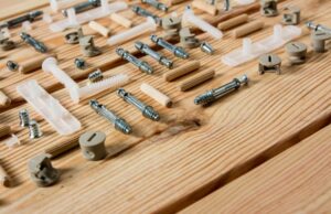 Jak prawidłowo dobrać łączniki ciesielskie do konstrukcji drewnianej?