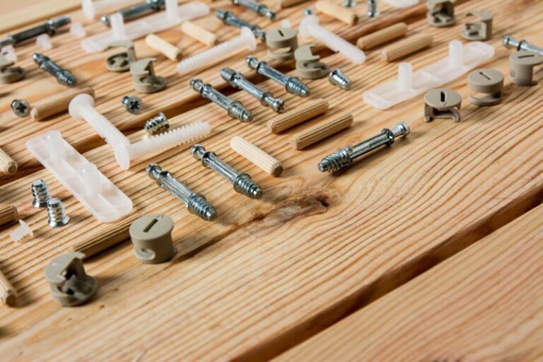 Jak prawidłowo dobrać łączniki ciesielskie do konstrukcji drewnianej?