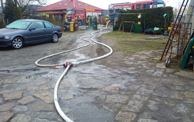 Pożar budynku w Rogoźnicy. W środku były butle z gazem [FOTO]
