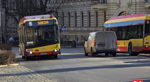 Książka zamiast biletu? Chcą wprowadzić dzień bezpłatnej komunikacji z okazji święta bibliotek
