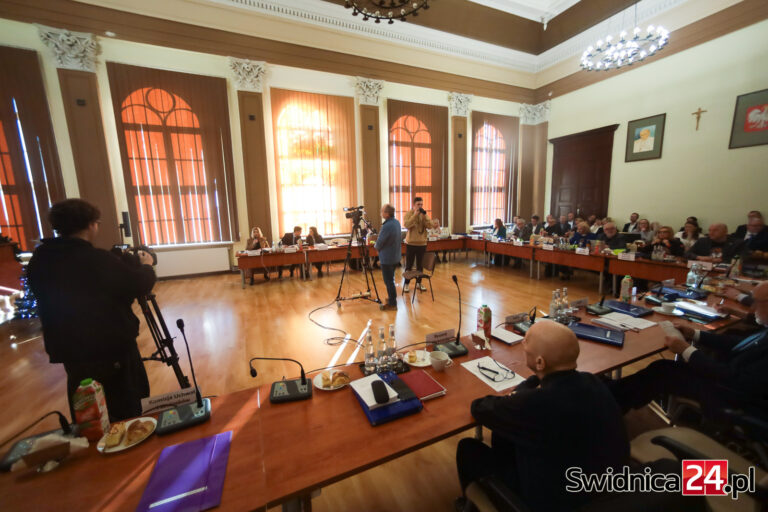 Kulisy samorządu: Posłuszeństwo, debata czy paraliż?