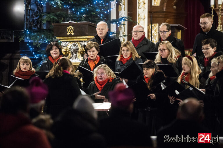 Radosne kolędowanie w świdnickiej katedrze z chórem „Tactus Sonus” [FOTO/VIDEO]