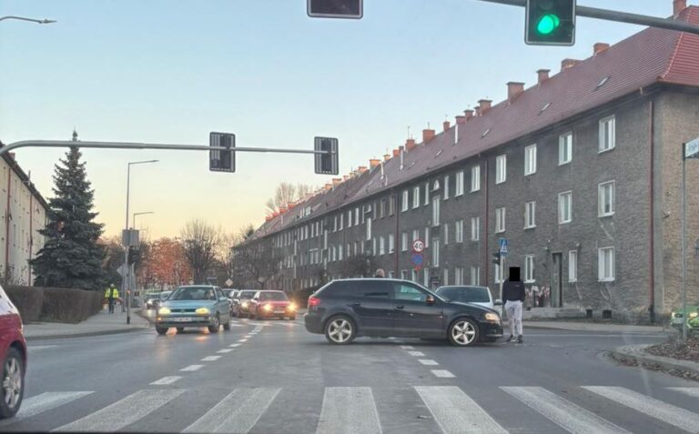 Kolizja na skrzyżowaniu Wodnej i Mieszka w Świdnicy