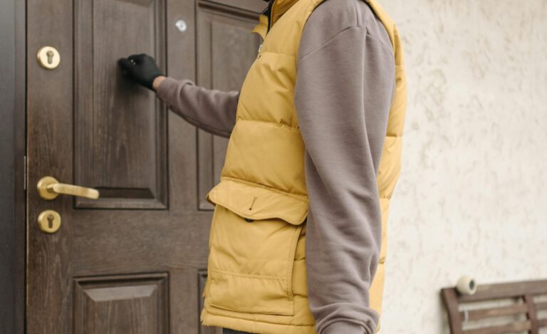 Krążą po domach i podszywają się pod kontrolerów. Urząd Gminy ostrzega przed oszustami