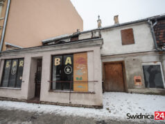 Dawniej mieściła się tam popularna gospoda i bar „U Michała”. Niszczejący budynek zostanie zburzony