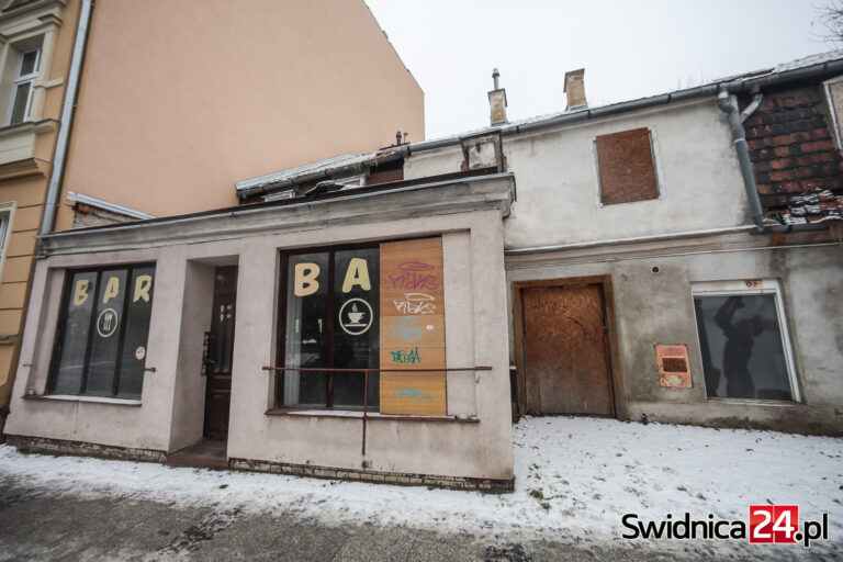 Dawniej mieściła się tam popularna gospoda i bar „U Michała”. Niszczejący budynek zostanie zburzony