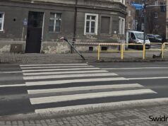 Po kolizji zniszczone barierki i sygnalizator