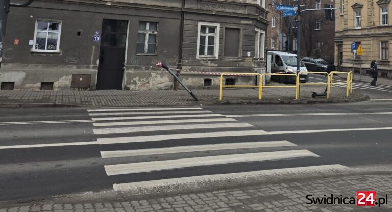 Po kolizji zniszczone barierki i sygnalizator