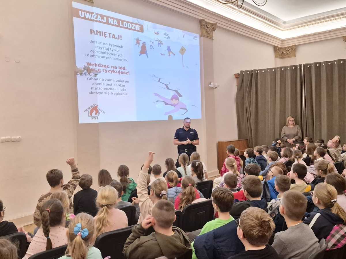 Ferie zimowe czas zacząć. Policjanci przypominali zasady bezpieczeństwa podczas spotkań z uczniami