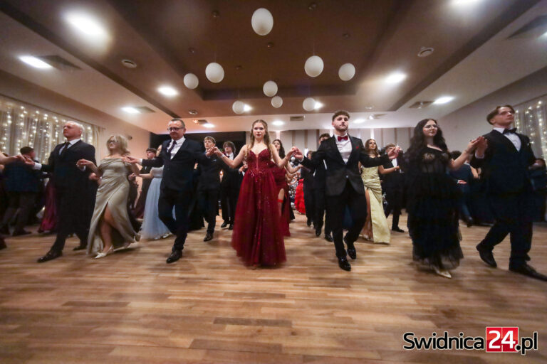 Polonez na niezapomnianej studniówce świdnickiego „Kasprowicza” [FOTO/VIDEO]