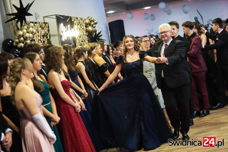 Tak bawili się maturzyści z II Liceum Ogólnokształcącego podczas studniówkowego balu [FOTO/VIDEO]