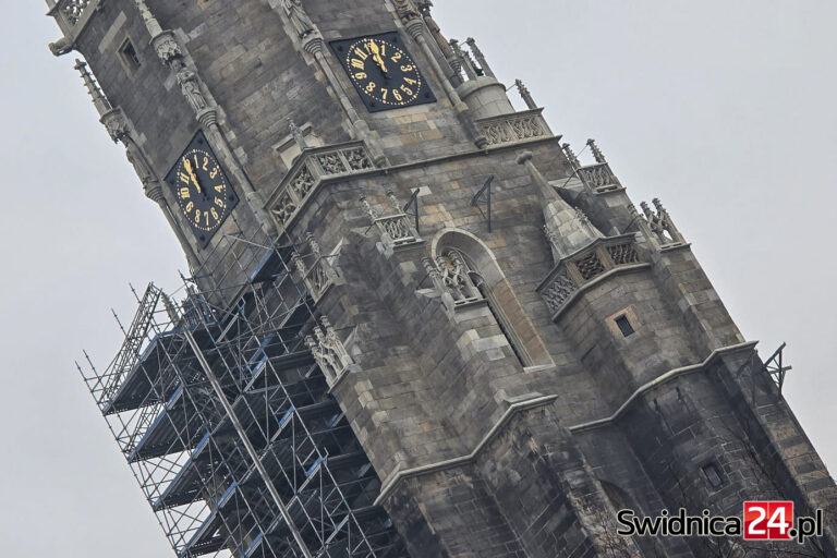 Znikają kolejne rusztowania i odsłaniają efekty renowacji wieży świdnickiej katedry [FOTO]