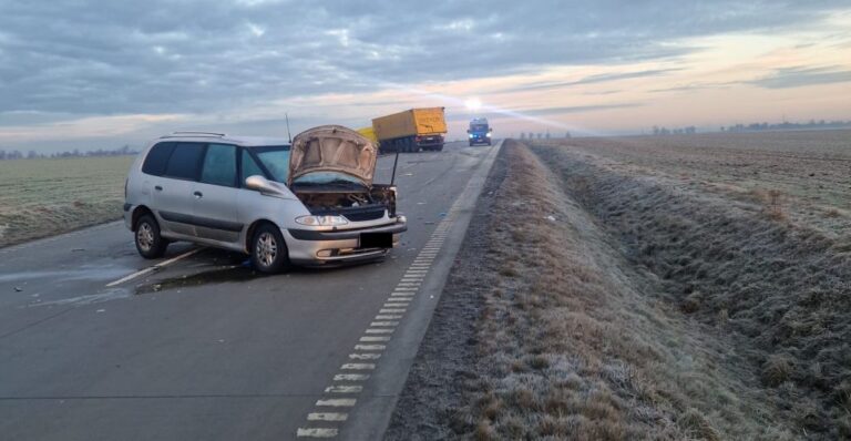 Zderzenie ciężarówki i samochodu osobowego na łączniku