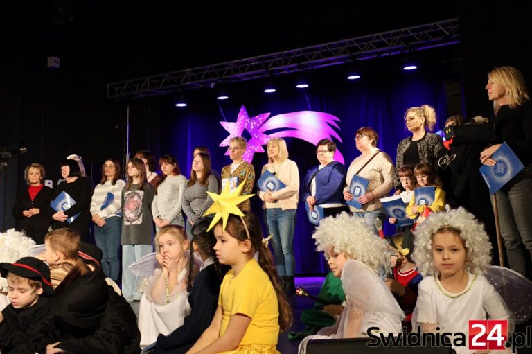 „Hej, kolęda, kolęda!”. Wspólny śpiew, nagrody i wyróżnienia na finale 33. Świdnickiego Przeglądu Zespołów Kolędniczych [FOTO]