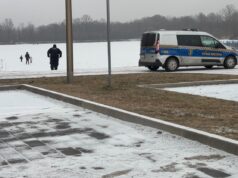 Spacerował po zalewie Witoszówka z dziećmi