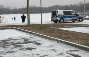 Spacerował po zalewie Witoszówka z dziećmi