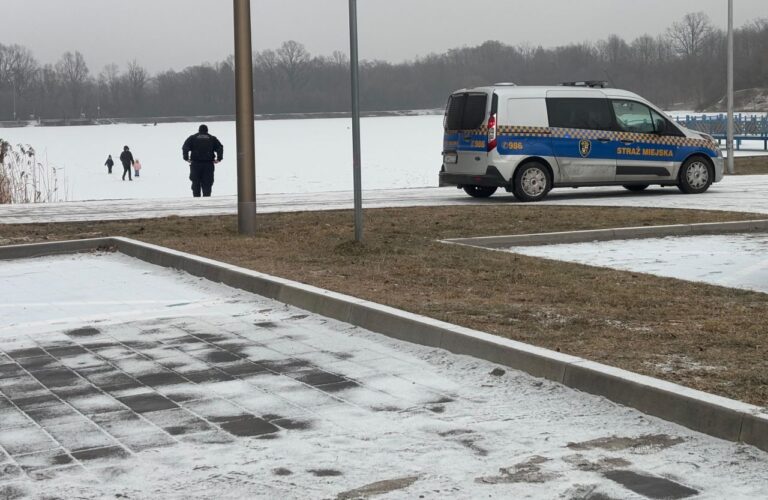 Spacerował po zalewie Witoszówka z dziećmi