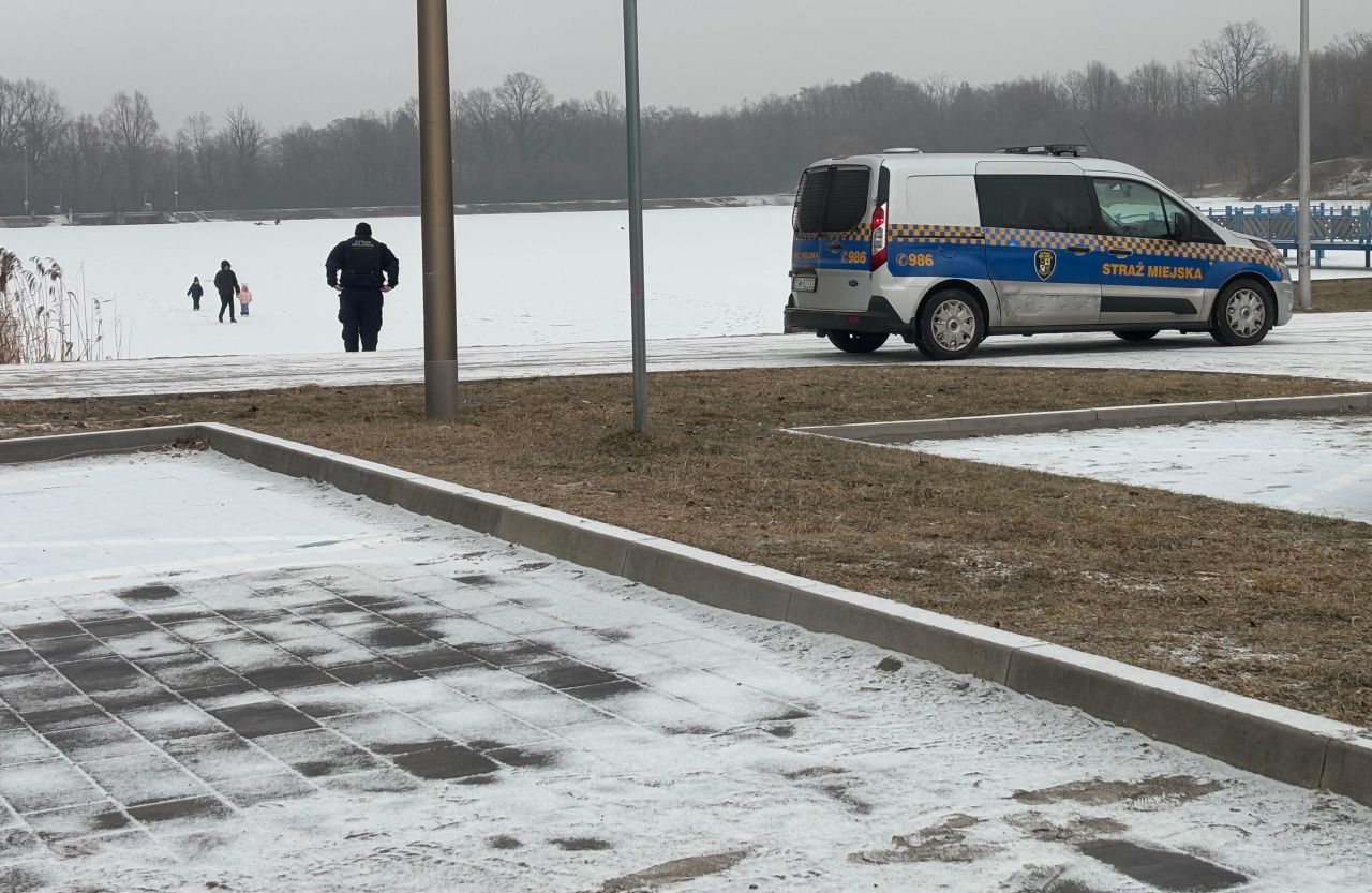 Spacerował po zalewie Witoszówka z dziećmi