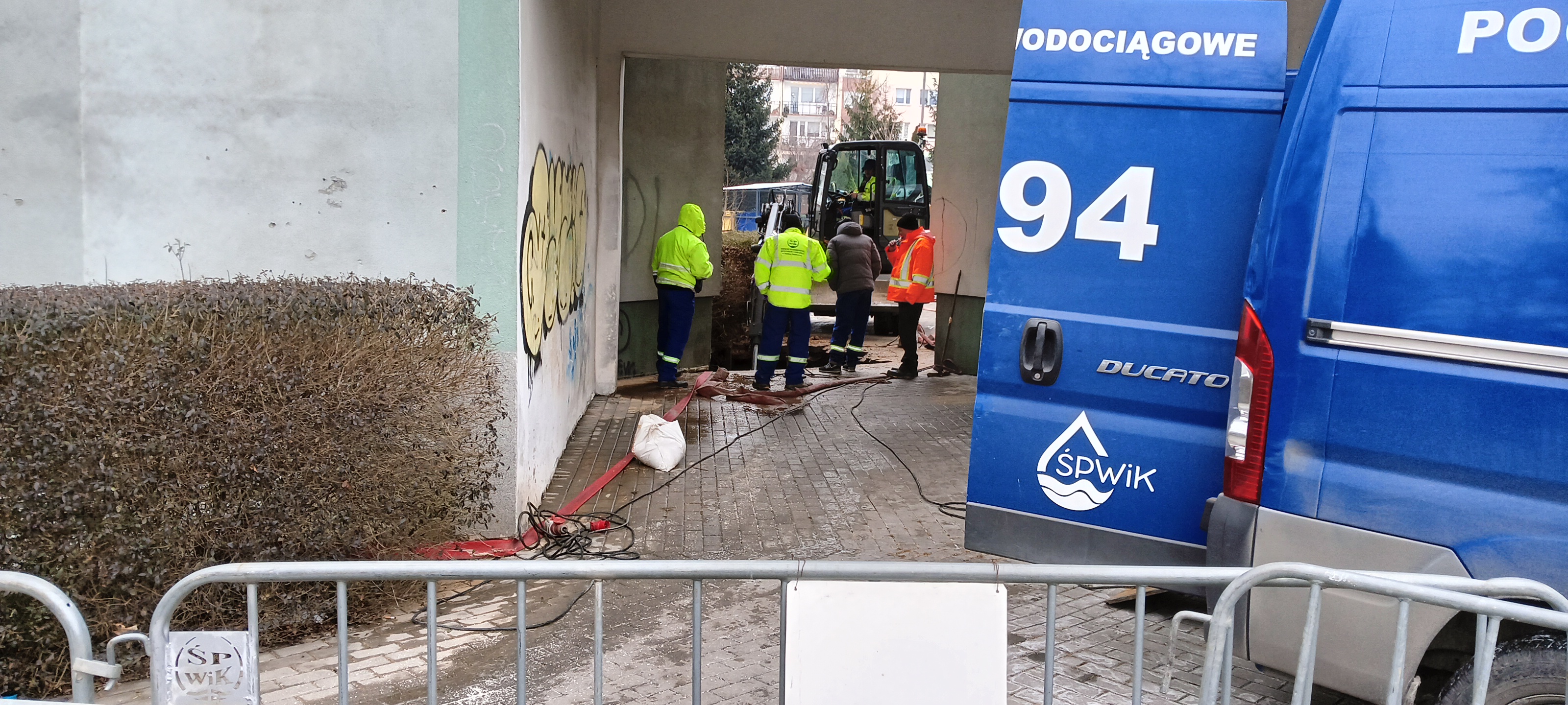 Nie udało się usunąć awarii wodociągu na Osiedlu Młodych. Dwie ulice przez cały czas bez wody