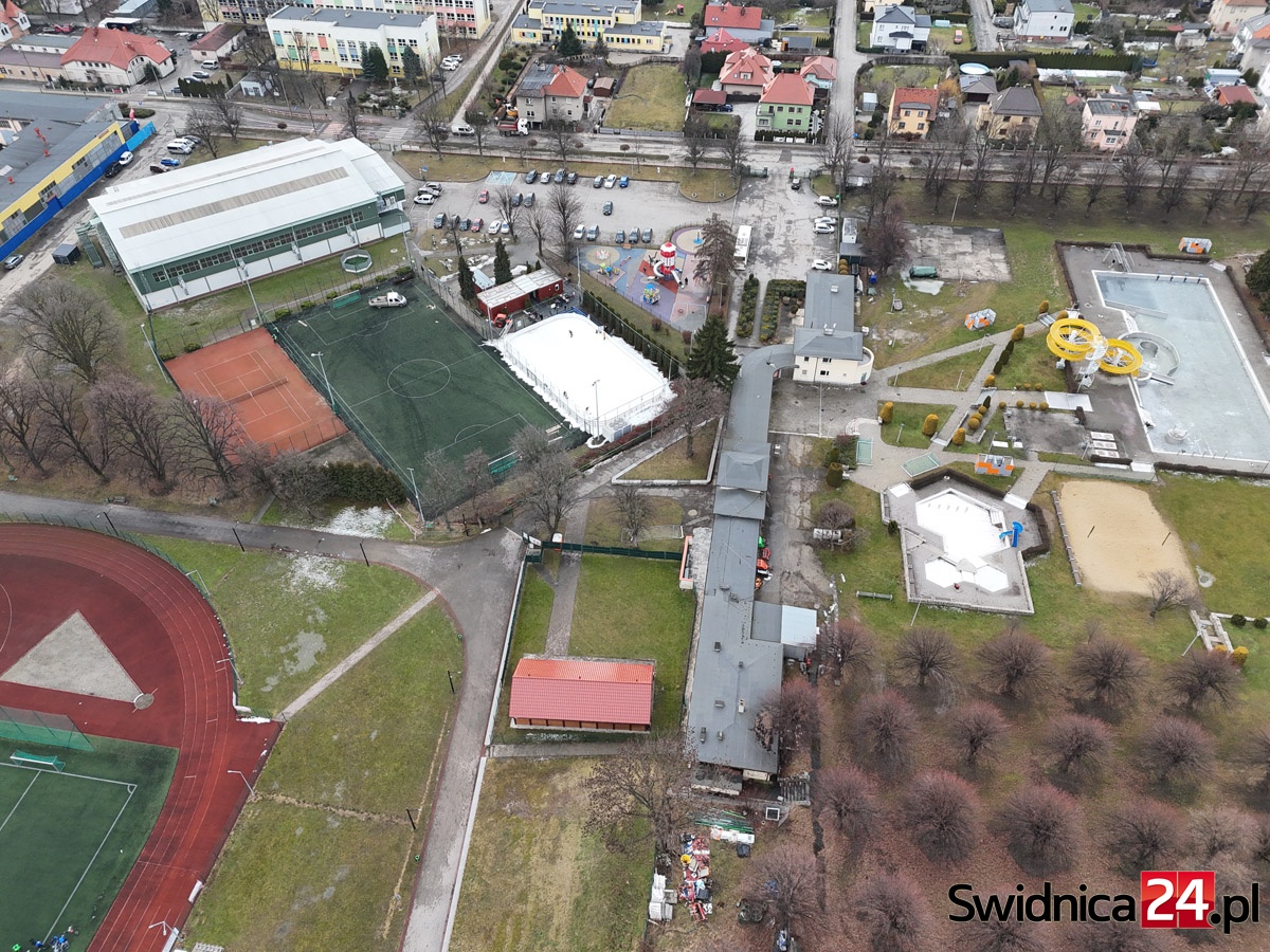 Powstanie nowe lodowisko i skatepark. OSiR w Strzegomiu przejdzie modernizację [FOTO]
