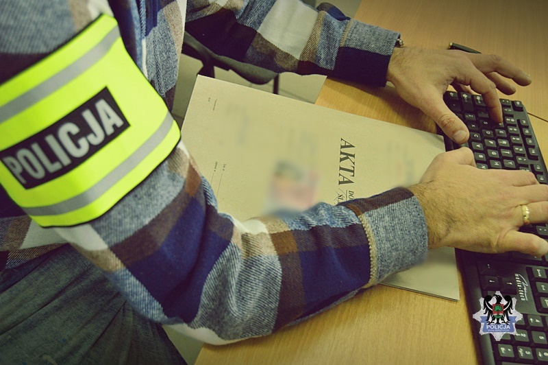 Wybiegła ze sklepu z koszykiem pełnym zakupów. 21-latkę zatrzymano na gorącym uczynku