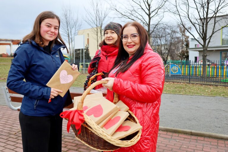 „Z miłości do książek”. Walentynkowa akcja żarowskiej biblioteki [FOTO]
