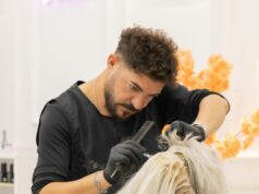 Jak wygląda proces odświeżania koloru u nasady włosów