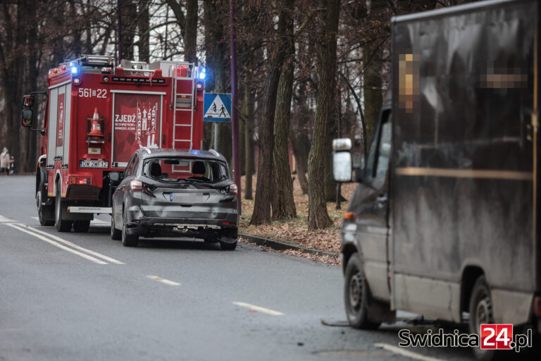 Zderzenie dostawczaka z osobówką na skrzyżowaniu Parkowej i Hetmańskiej [FOTO]