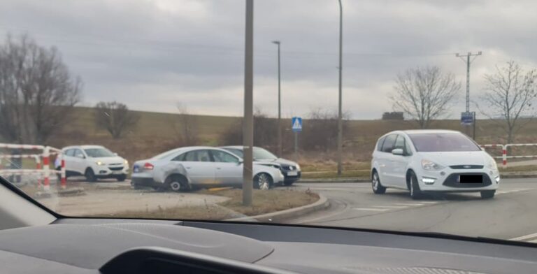 Uszkodzone koło i latarnia