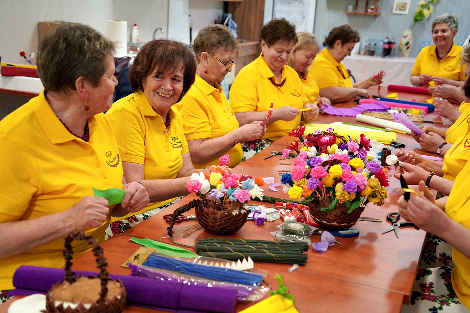 Koło Gospodyń Wiejskich z Lutomi Dolnej tworzy 4-metrową palmę wielkanocną