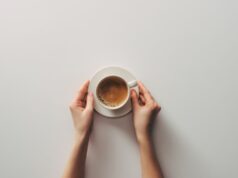 Świadoma kawa w domu – jak zacząć pić lepiej i mądrzej? filiżanka kawy