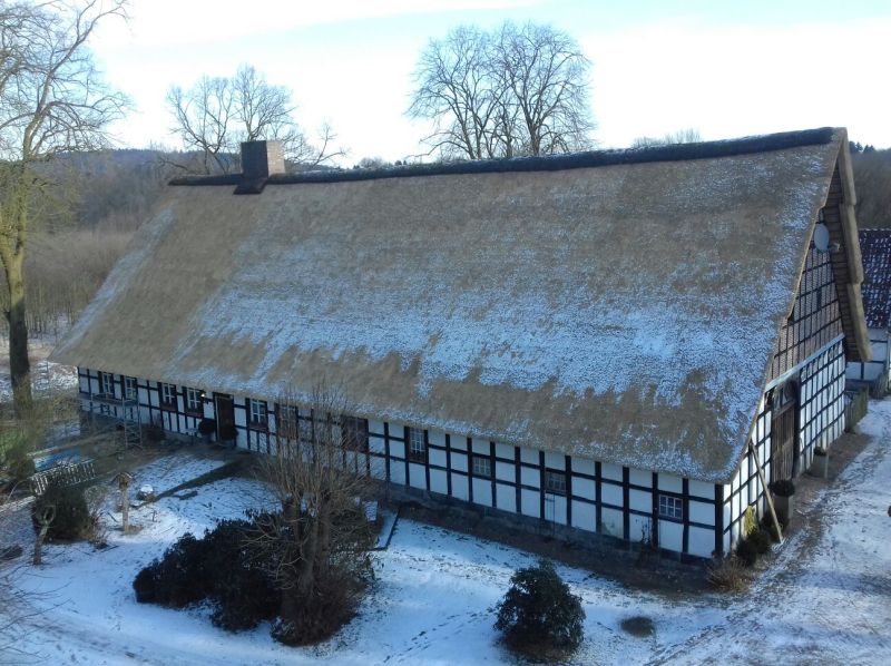 dom z muru pruskiego z dachem z trzciny 