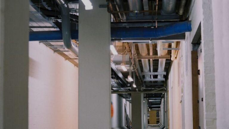 Kanalizacja wewnętrzna w nowym domu: Jak zapobiegać awariom, uciążliwym zapachom i hałasowi?