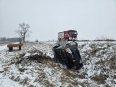 Jazdę zakończyła w rowie. Policjanci ostrzegają przed trudnymi warunkami na drogach