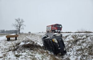 Jazdę zakończyła w rowie. Policjanci ostrzegają przed trudnymi warunkami na drogach