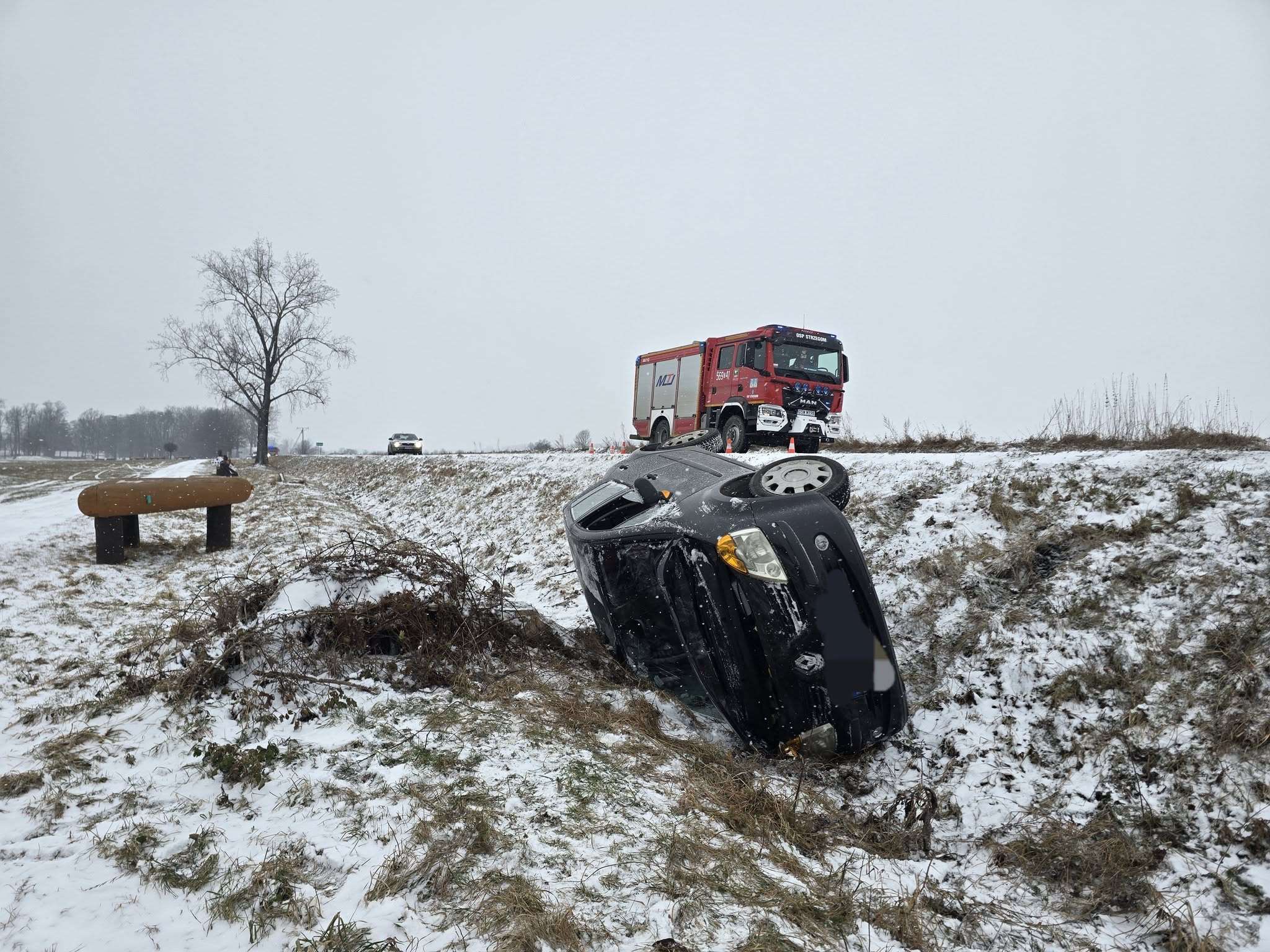 Jazdę zakończyła w rowie. Policjanci ostrzegają przed trudnymi warunkami na drogach