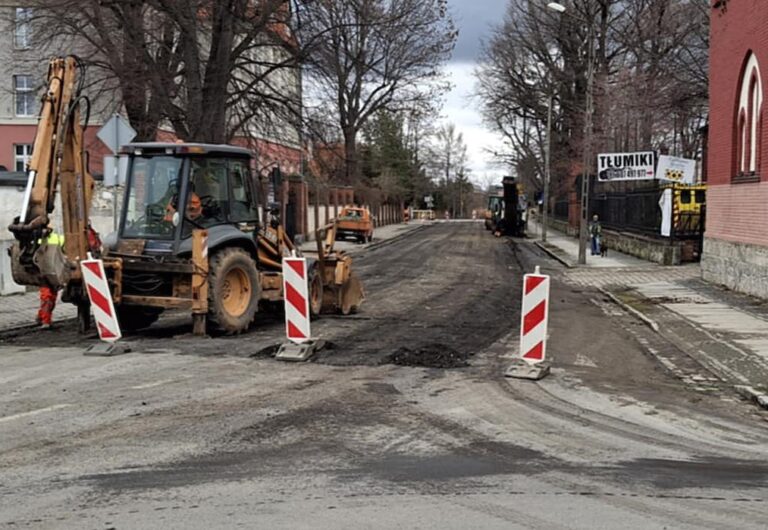Wymieniają nawierzchnię na Niecałej [FOTO]