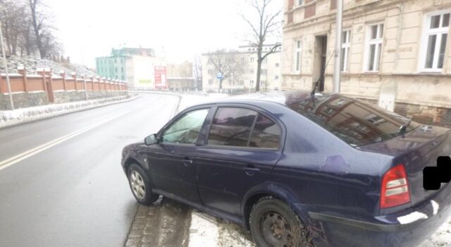 Samochód bez hamulca, pomoc niepełnosprawnej. Interwencje straży miejskiej