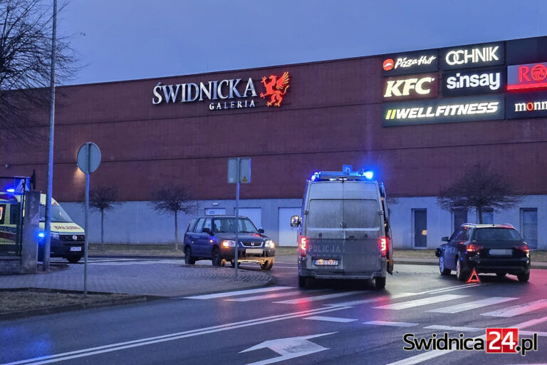 Kolizja na skrzyżowaniu przy Galerii Świdnickiej [FOTO]