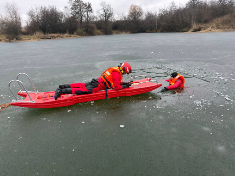 Strzegomscy strażacy ćwiczyli ratowanie życia na zamarzniętym zbiorniku w Rusku [FOTO]