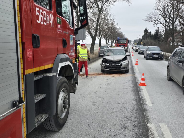 Zderzenie dwóch pojazdów na krajowej „piątce” w Strzegomiu [FOTO]