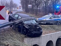 Szklanka na drogach i chodnikach, szereg kolizji, problemy na kolei. Służby apelują o ostrożność