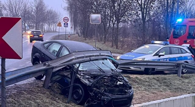 Szklanka na drogach i chodnikach, szereg kolizji, problemy na kolei. Służby apelują o ostrożność