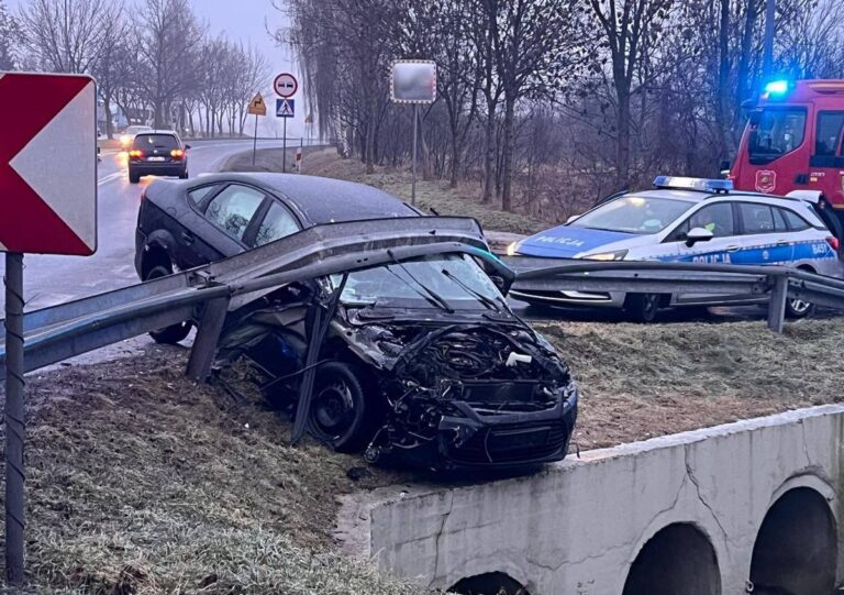 Szklanka na drogach i chodnikach, seria kolizji, problemy na kolei. Służby apelują o ostrożność [FOTO]
