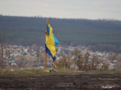 Czwarty rok śmierci, bestialstwa, dramatu. Ukraina wciąż walczy fot. Andrzej Hercuń; A z tyłu w tle cicha wieś Kamianka. Wieś w której nie ocalał ani jeden dom. Wieś - świadek setek ludzkich tragedii, bohaterstwa, śmierci. Wieś usiana minami i niewybuchami jeszcze przez wiele lat będzie zbierać krwawe żniwo. A zwykli ludzie tylko chcieli spokojnie dożyć do śmierci.