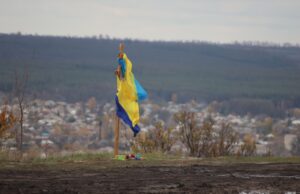 Czwarty rok śmierci, bestialstwa, dramatu. Ukraina wciąż walczy fot. Andrzej Hercuń; A z tyłu w tle cicha wieś Kamianka. Wieś w której nie ocalał ani jeden dom. Wieś - świadek setek ludzkich tragedii, bohaterstwa, śmierci. Wieś usiana minami i niewybuchami jeszcze przez wiele lat będzie zbierać krwawe żniwo. A zwykli ludzie tylko chcieli spokojnie dożyć do śmierci.